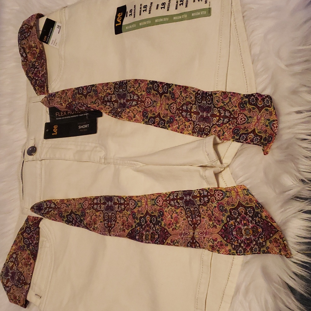White Lee shorts size:18